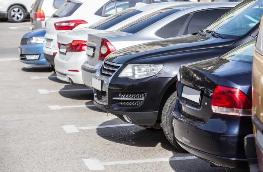 Jak prawidłowo parkować samochód? Podstawowe zasady i techniki.