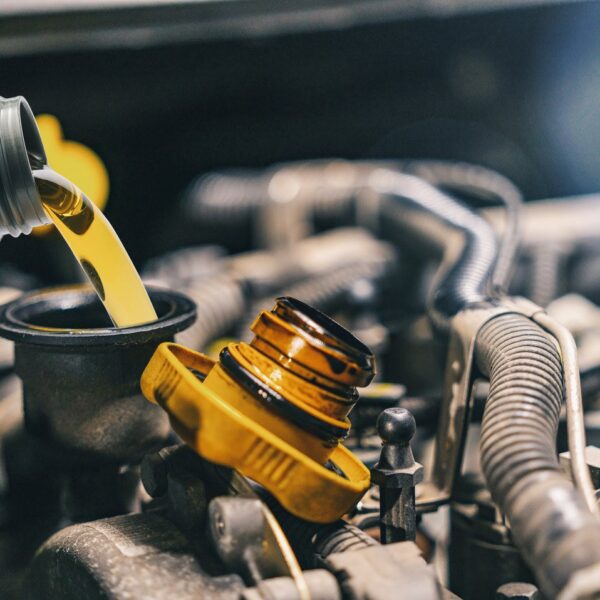 Jak wymienić olej w samochodzie samodzielnie? Poradnik krok po kroku.