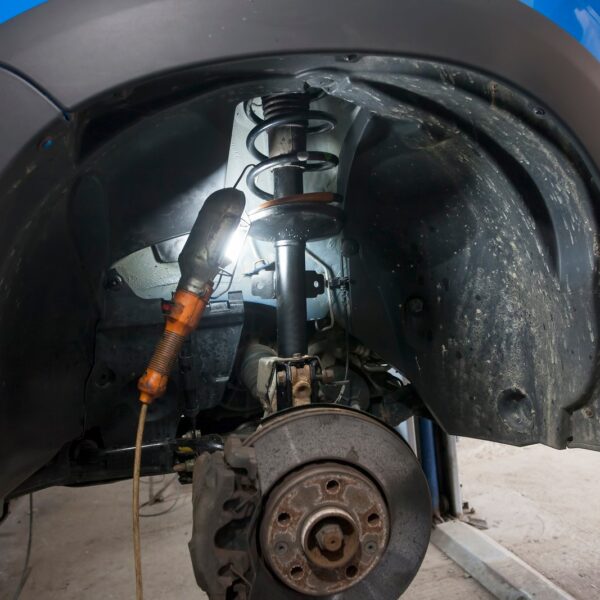 Wymiana amortyzatorów – zapewnij komfort i bezpieczeństwo jazdy.