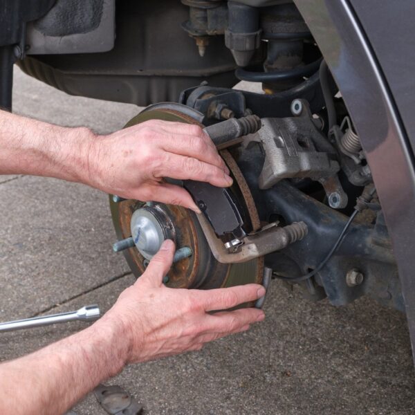 Wymiana klocków hamulcowych – kiedy i jak to zrobić?