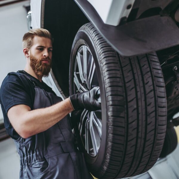 Wymiana końcówek drążków kierowniczych – wpływ na precyzję prowadzenia.