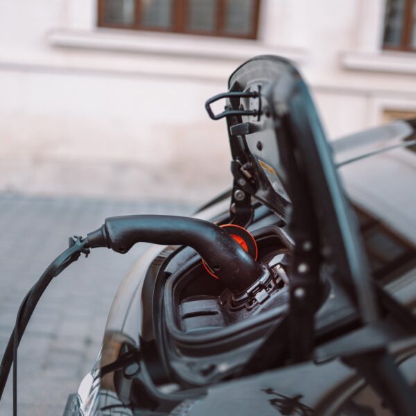 Elektryki vs. hybrydy: Który rodzaj napędu jest bardziej przyszłościowy?