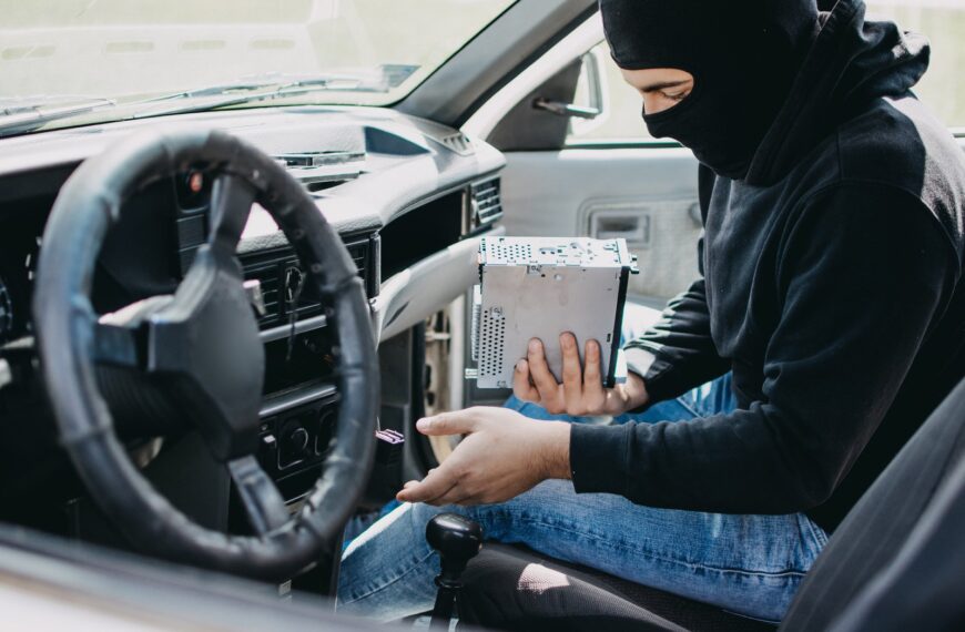 Jak zabezpieczyć samochód przed kradzieżą? Praktyczne porady i nowoczesne technologie.