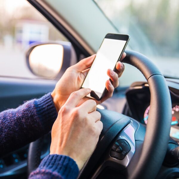 Najlepsze aplikacje mobilne dla kierowców – przegląd narzędzi ułatwiających podróżowanie.