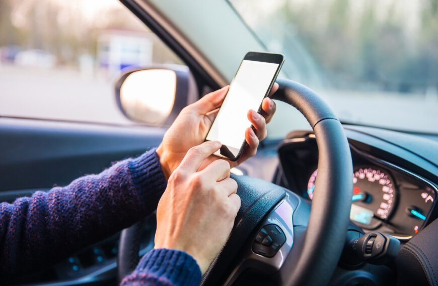 Najlepsze aplikacje mobilne dla kierowców – przegląd narzędzi ułatwiających podróżowanie.