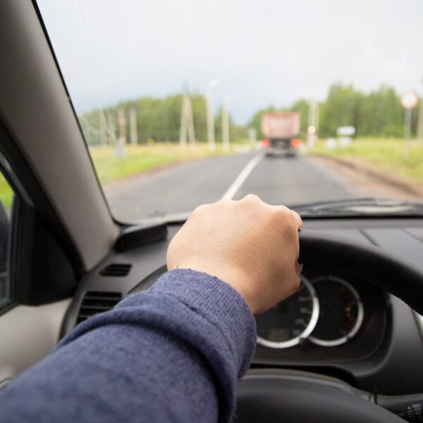 Przegląd systemów bezpieczeństwa w nowoczesnych samochodach – co naprawdę warto mieć?