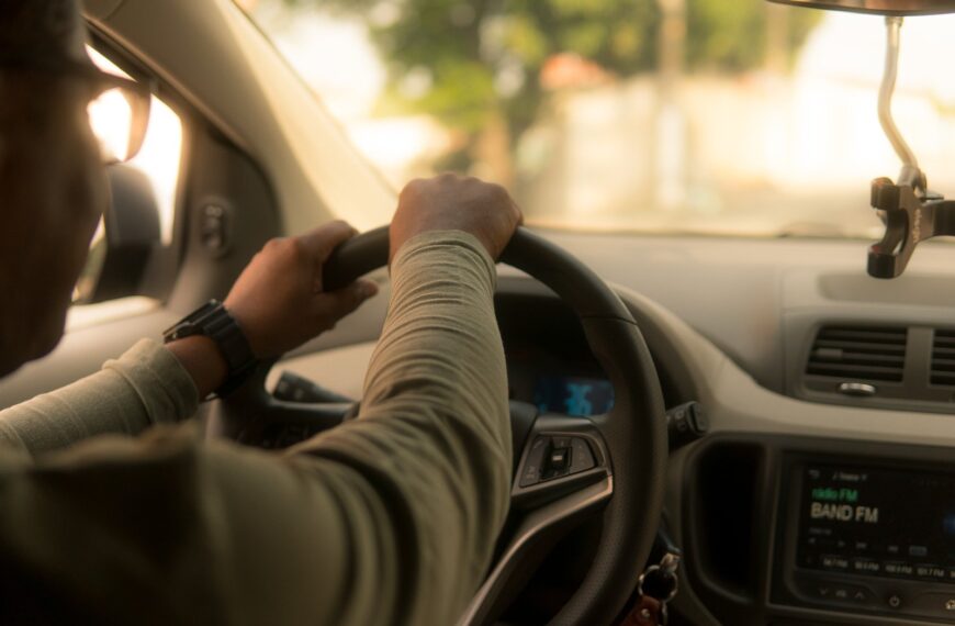 Wpływ prowadzenia pojazdu na zdrowie: ergonomia i techniki zapobiegania bólowi pleców.