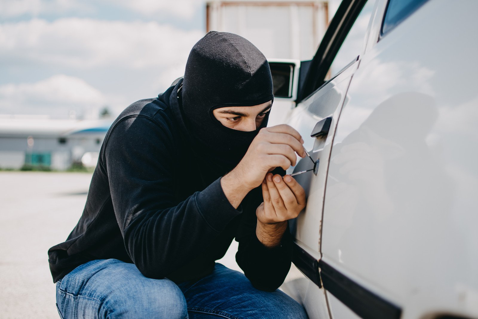 Zabezpieczenie samochodu przed kradzieżą: Nowoczesne technologie i sprawdzone rozwiązania.