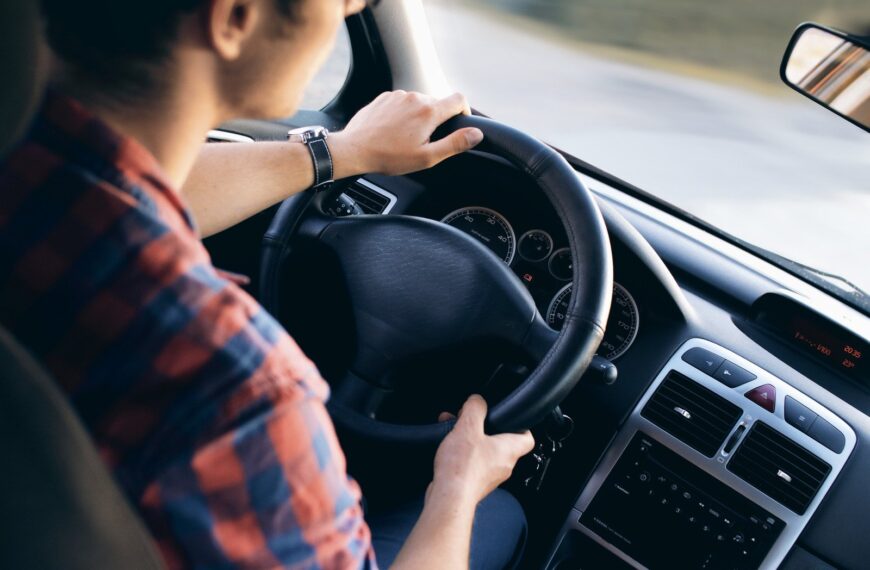 Adaptive Cruise Control vs. tradycyjny tempomat: zalety i wady nowoczesnych systemów wspomagających jazdę.