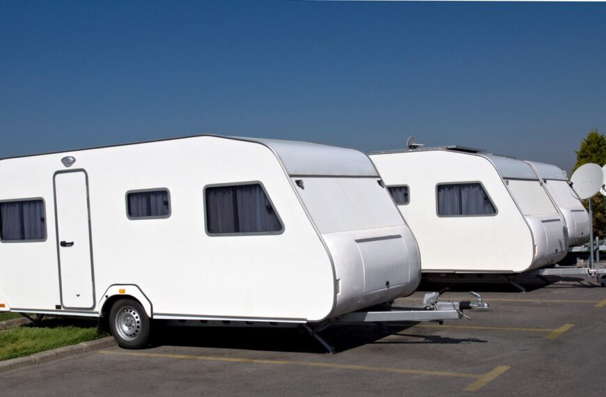 Jak bezpiecznie holować przyczepę kempingową?