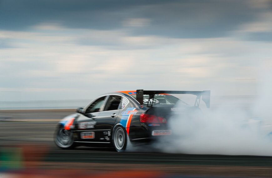 Historia wyścigów samochodowych: Od pierwszych Grand Prix do współczesnej Formuły 1.